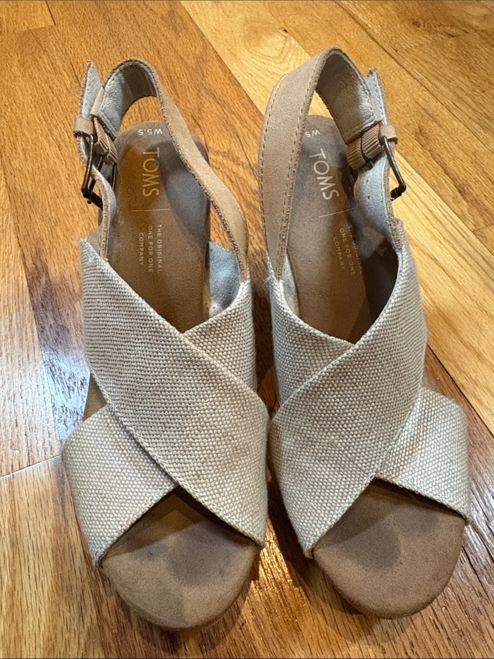 • Toms •